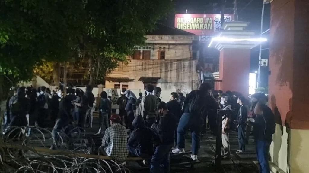 Ricuh di Depan Mapolda DIY Mereda: Massa Dipukul Mundur, Arus Lalin Normal Lagi