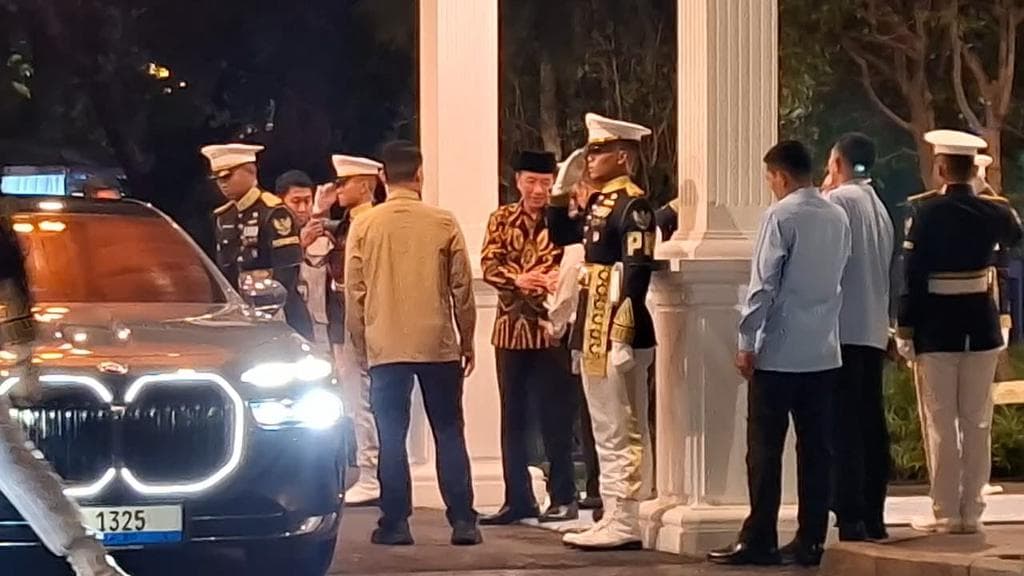 Setelah 3,5 Jam Rapat Tertutup, Ini Momen Keluarga Jokowi-Gibran Pulang Bersama dari Istana