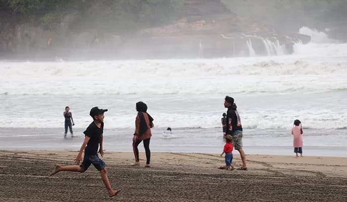 Ketika Laut Berbicara: Membaca Tanda-Tanda Alam untuk Keselamatan Warga Pesisir