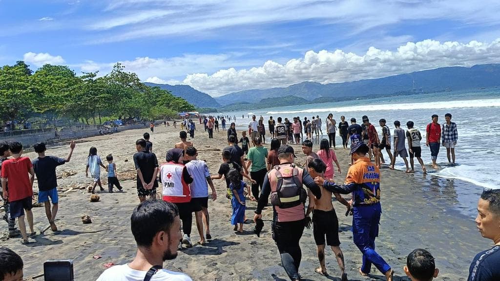 Kisah Nyata di Pantai Istiqomah: Saat Arus Laut Menjebak Tiga Remaja Bogor