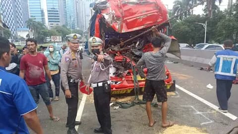 Ketika Jalan Tol Bermain Domino: Hikayat Jumat Sore di KM 03+800 yang Bikin Kita Merenung Sambil Menunggu Macet