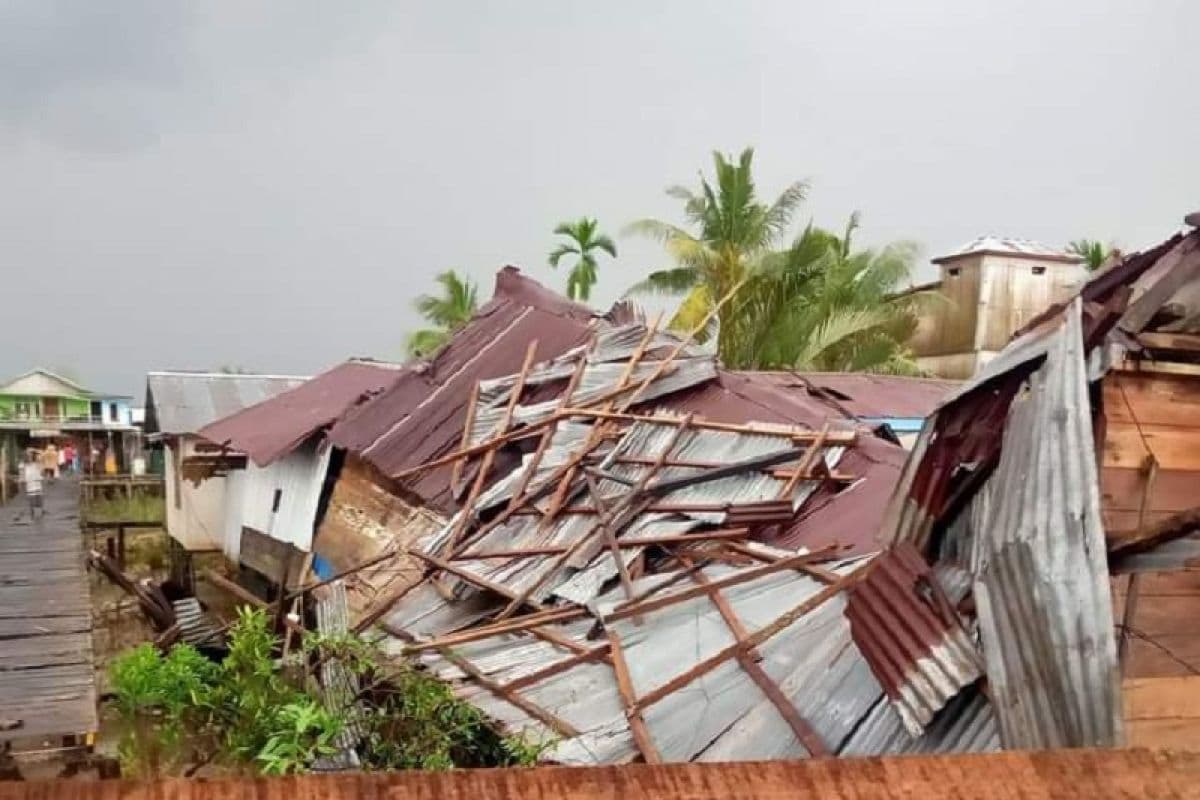 Ketika Alam Mengamuk: Kisah Warga Pesisir yang Harus Memulihkan Rumah Mereka Setelah Badai