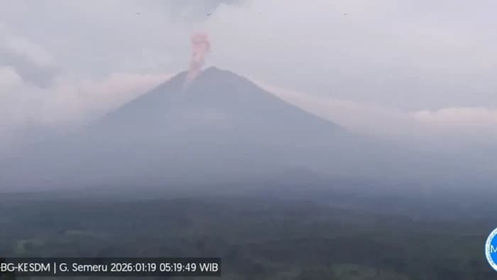 Semeru Bangun Kembali: Tiga Dentuman Pagi dan Pelajaran dari Gunung yang Tak Pernah Diam