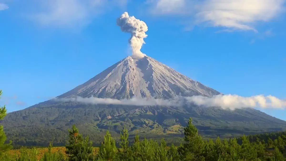 Menilik Kembali Aktivitas Semeru: Erupsi Pagi Ini dan Pelajaran dari Sejarah Panjang Gunung Api Jawa