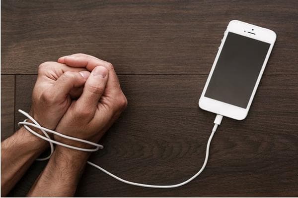 Ketika Gawai Mengatur Hidup Kita: Menyelami Dampak Sosial Era Keterikatan Digital